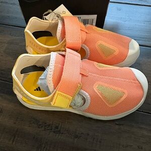 NWT Adidas Girls Sandal. Size 12